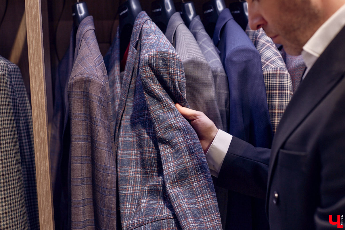 Порой обновить гардероб — непростая задача для представителей сильного пола. Особенно для тех, кто привык одеваться стильно и в соответствии со статусом. В преддверии главного мужского праздника страны мы наведались во владимирский салон TRUVOR, чтобы в компании ведущего Сергея Сажина оценить ассортимент магазина.