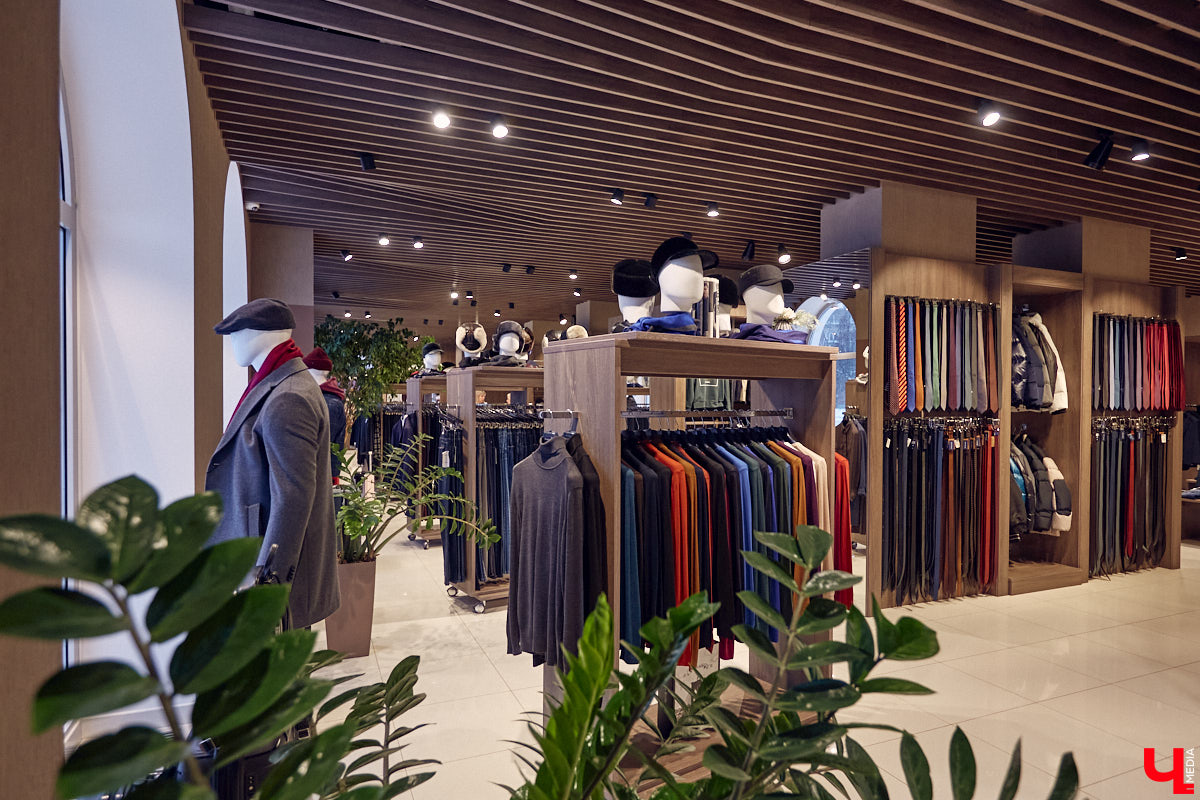 Порой обновить гардероб — непростая задача для представителей сильного пола. Особенно для тех, кто привык одеваться стильно и в соответствии со статусом. В преддверии главного мужского праздника страны мы наведались во владимирский салон TRUVOR, чтобы в компании ведущего Сергея Сажина оценить ассортимент магазина.