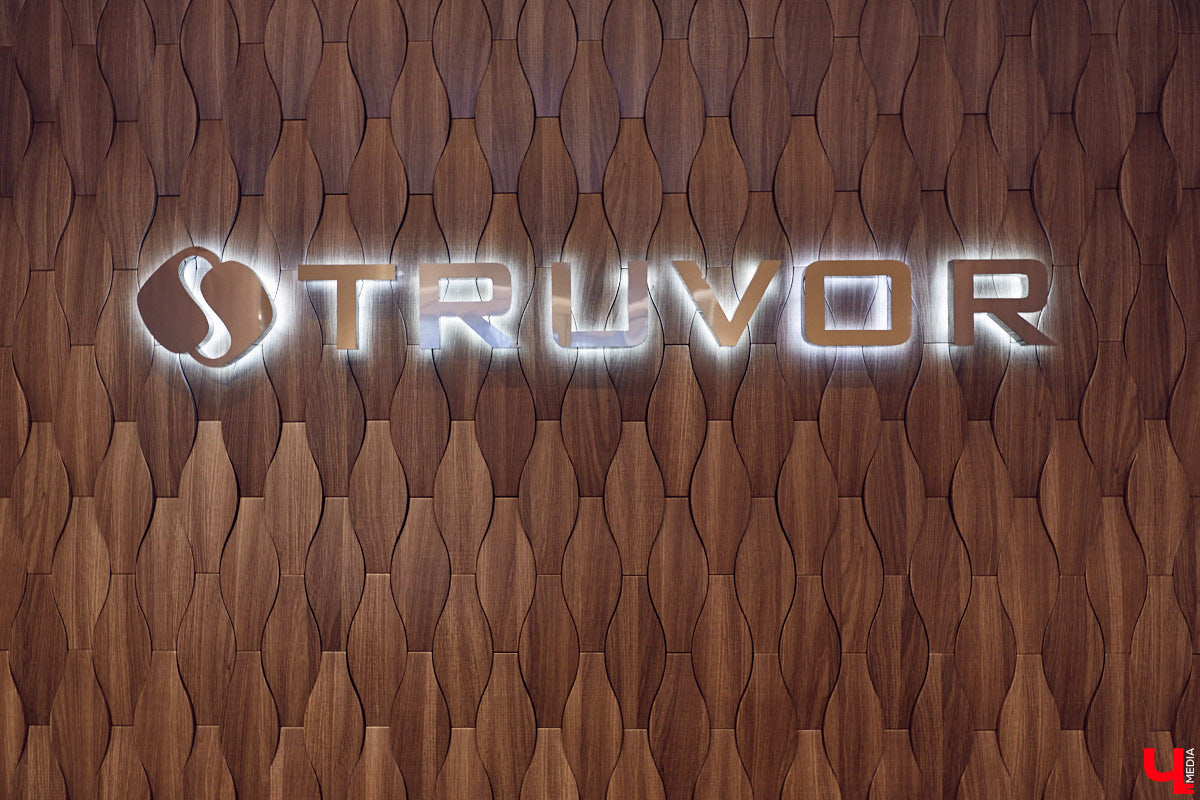 Порой обновить гардероб — непростая задача для представителей сильного пола. Особенно для тех, кто привык одеваться стильно и в соответствии со статусом. В преддверии главного мужского праздника страны мы наведались во владимирский салон TRUVOR, чтобы в компании ведущего Сергея Сажина оценить ассортимент магазина.