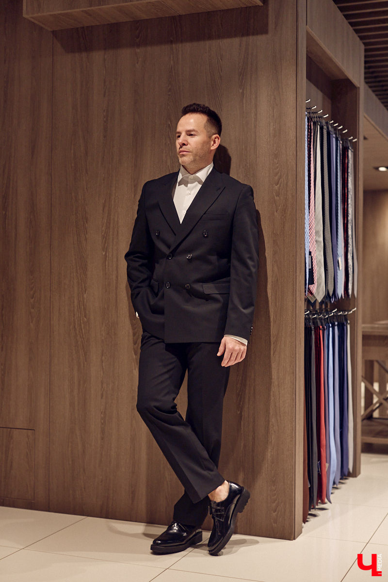 Порой обновить гардероб — непростая задача для представителей сильного пола. Особенно для тех, кто привык одеваться стильно и в соответствии со статусом. В преддверии главного мужского праздника страны мы наведались во владимирский салон TRUVOR, чтобы в компании ведущего Сергея Сажина оценить ассортимент магазина.