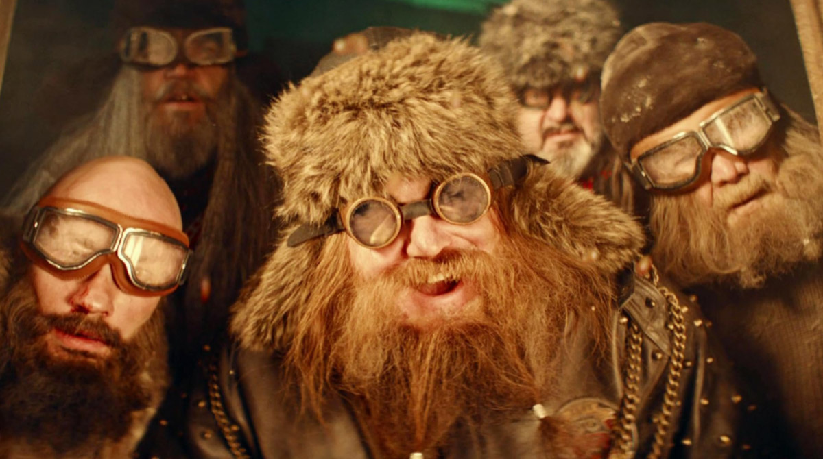 Попадание треков наших исполнителей в громкие проекты стало уже хорошей традицией. Но кольчугинские музыканты Школьник и Бау задали новую планку: за год их композиции прозвучали сразу в трех сериалах с высоким рейтингом: «Лада Голд», «Стрим» и «Волшебный участок». В этот список мог войти и кинохит «Слово пацана».