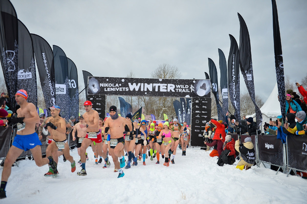 Владимирский трейлраннер Дмитрий Шунин выиграл сразу две гонки популярного зимнего старта Winter Wild Trail. Спортсмен пришел первым не только на дистанции 33 километра в обычной экипировке, но и в забеге на 900 метров в плавках и купальниках