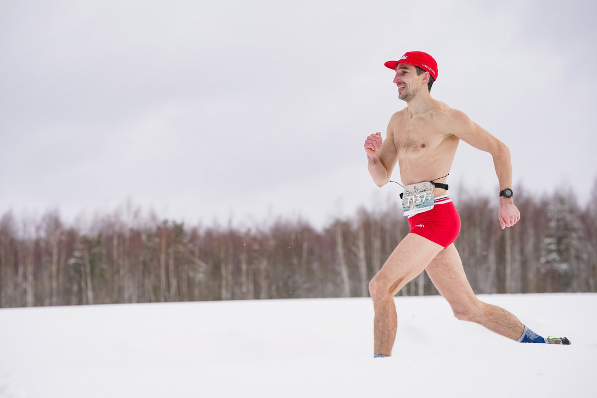 Владимирский трейлраннер Дмитрий Шунин выиграл сразу две гонки популярного зимнего старта Winter Wild Trail. Спортсмен пришел первым не только на дистанции 33 километра в обычной экипировке, но и в забеге на 900 метров в плавках и купальниках