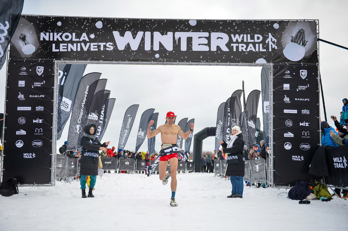 Владимирский трейлраннер Дмитрий Шунин выиграл сразу две гонки популярного зимнего старта Winter Wild Trail. Спортсмен пришел первым не только на дистанции 33 километра в обычной экипировке, но и в забеге на 900 метров в плавках и купальниках
