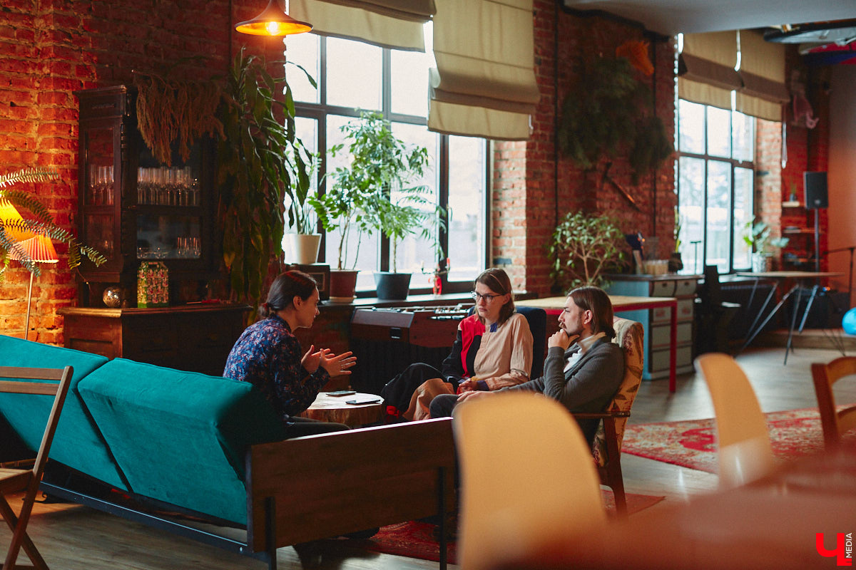 Швейцария — предел мечтаний или золотая клетка? Художник Нильс Мозиманн из Берна с супругой Ириной Ганиной нашли свою пристань не в сказочной стране на фоне медитативных Альп, а здесь — в камерном Владимире. Как складывается жизнь творческой пары в областной столице, за чашкой кофе узнал «Ключ-Медиа».