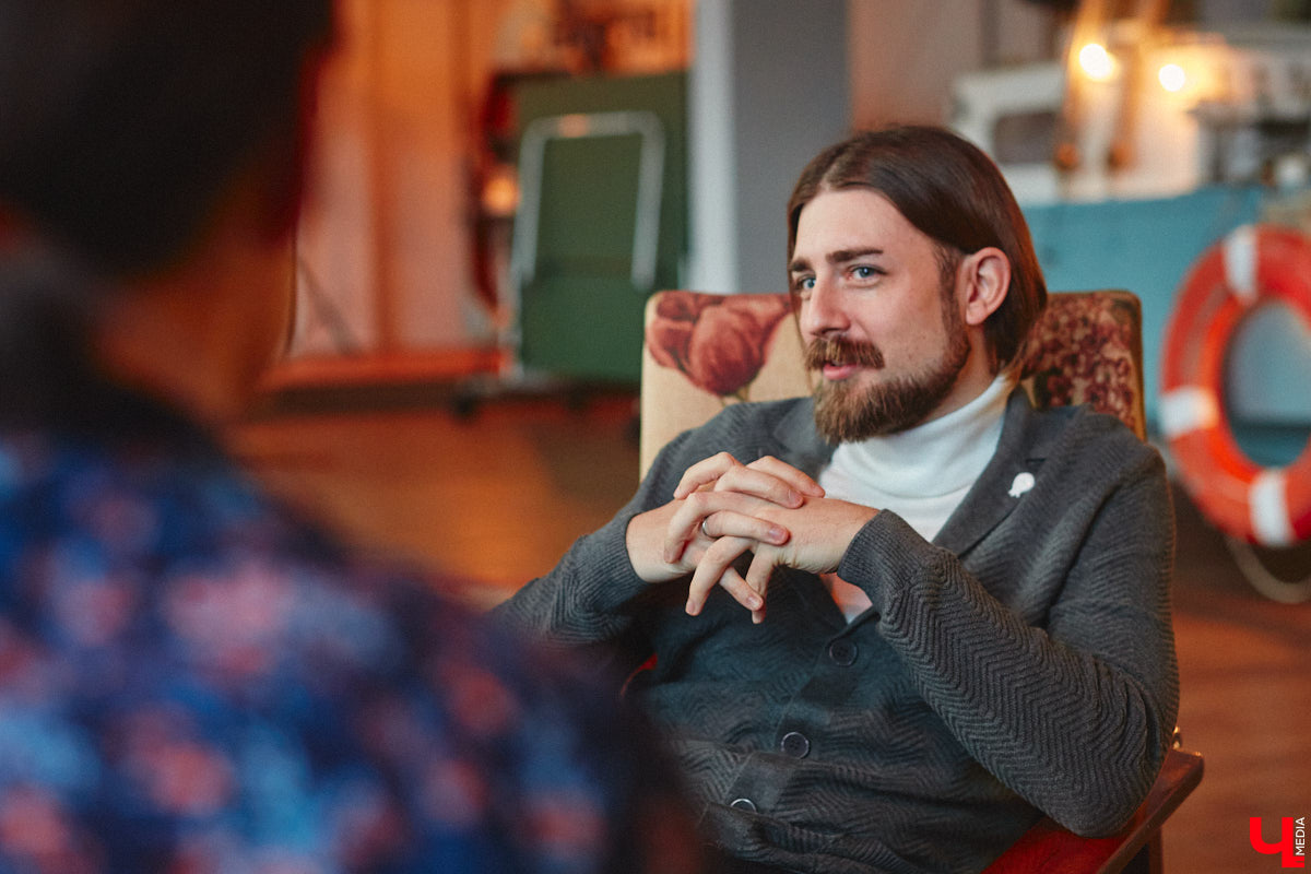 Швейцария — предел мечтаний или золотая клетка? Художник Нильс Мозиманн из Берна с супругой Ириной Ганиной нашли свою пристань не в сказочной стране на фоне медитативных Альп, а здесь — в камерном Владимире. Как складывается жизнь творческой пары в областной столице, за чашкой кофе узнал «Ключ-Медиа».