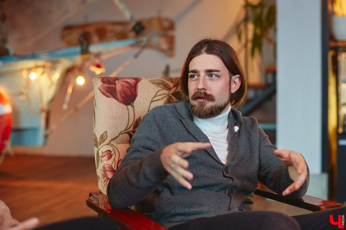 Швейцария — предел мечтаний или золотая клетка? Художник Нильс Мозиманн из Берна с супругой Ириной Ганиной нашли свою пристань не в сказочной стране на фоне медитативных Альп, а здесь — в камерном Владимире. Как складывается жизнь творческой пары в областной столице, за чашкой кофе узнал «Ключ-Медиа».