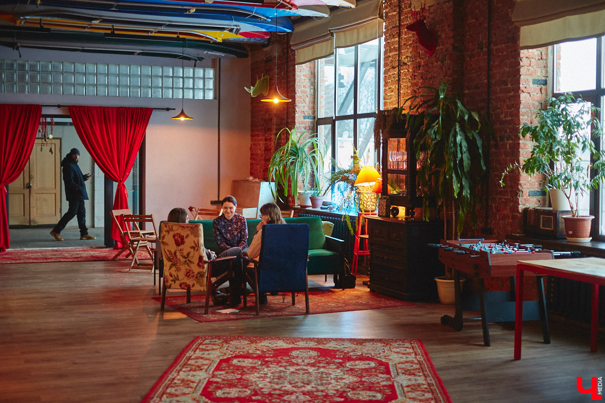 Швейцария — предел мечтаний или золотая клетка? Художник Нильс Мозиманн из Берна с супругой Ириной Ганиной нашли свою пристань не в сказочной стране на фоне медитативных Альп, а здесь — в камерном Владимире. Как складывается жизнь творческой пары в областной столице, за чашкой кофе узнал «Ключ-Медиа».