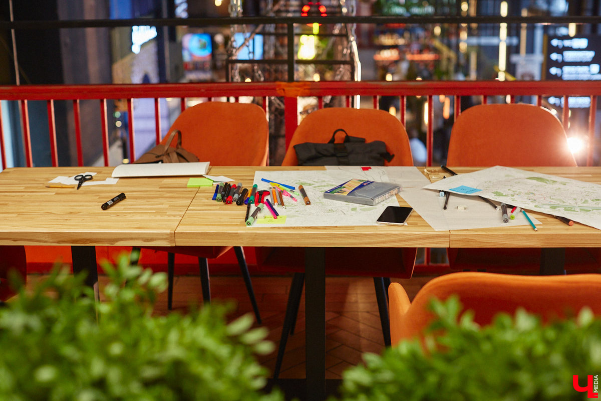 А что, если нам под силу изменить окружающую действительность? Это не безумие, а факт, доказанный массой успешных практик. Именно ими с владимирцами делились эксперты со всех уголков страны на урбанистическом фестивале «ПереосмыслениеФЕСТ-2024» 25 февраля. Что предлагали и о чем дискутировали его участники — в фоторепортаже «Ключ-Медиа».