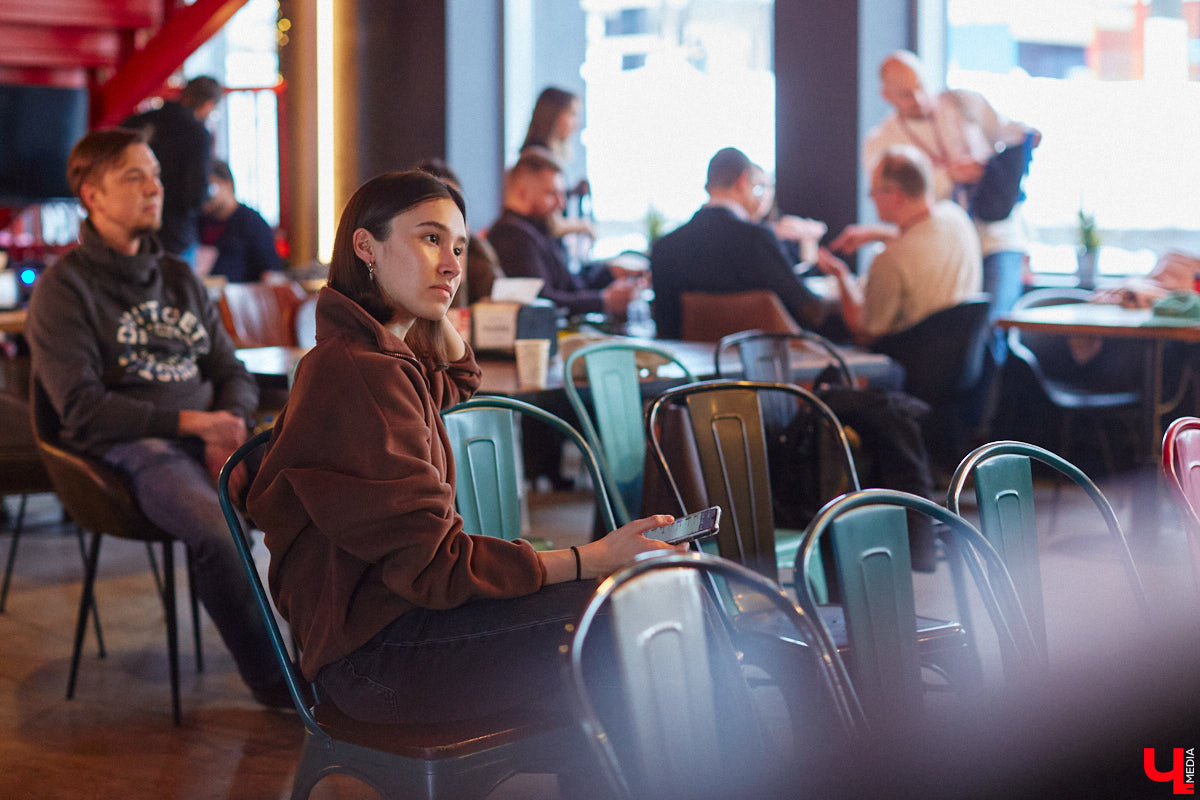 А что, если нам под силу изменить окружающую действительность? Это не безумие, а факт, доказанный массой успешных практик. Именно ими с владимирцами делились эксперты со всех уголков страны на урбанистическом фестивале «ПереосмыслениеФЕСТ-2024» 25 февраля. Что предлагали и о чем дискутировали его участники — в фоторепортаже «Ключ-Медиа».