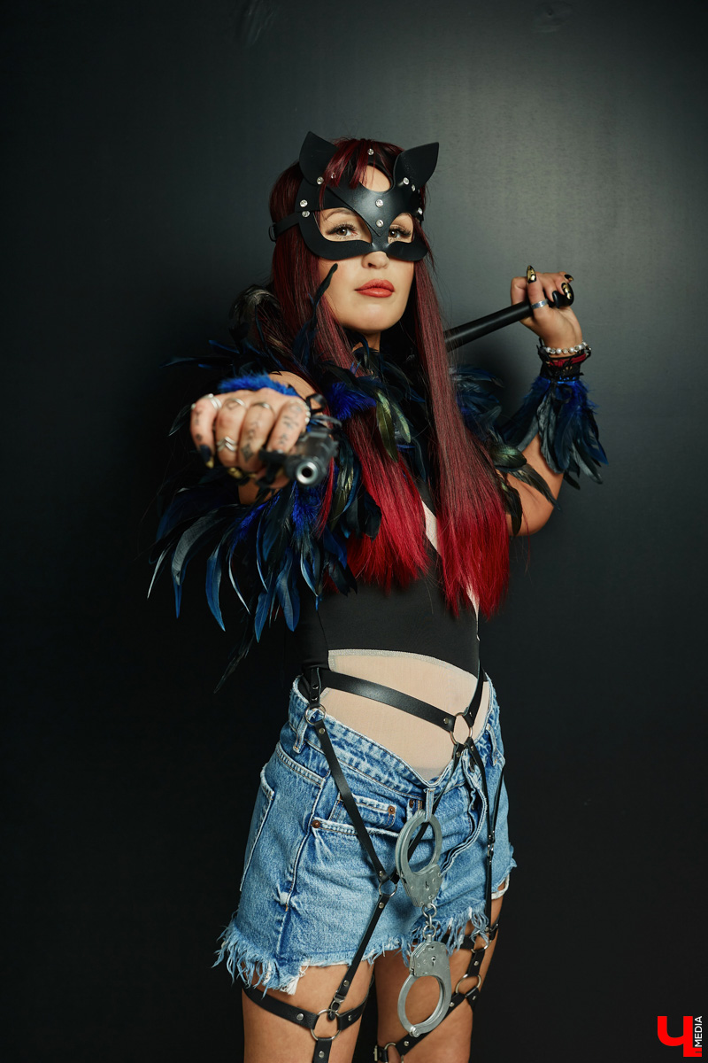 Чтобы быть индивидуальной и яркой, нужна смелость. Владимирская певица Евгения Азими ей точно обладает. Однажды девушка открыла в себе античных богинь, таившихся внутри, и решила их выпустить. Так родились аутфиты, которые исполнительница продемонстрировала «Ключ-Медиа».