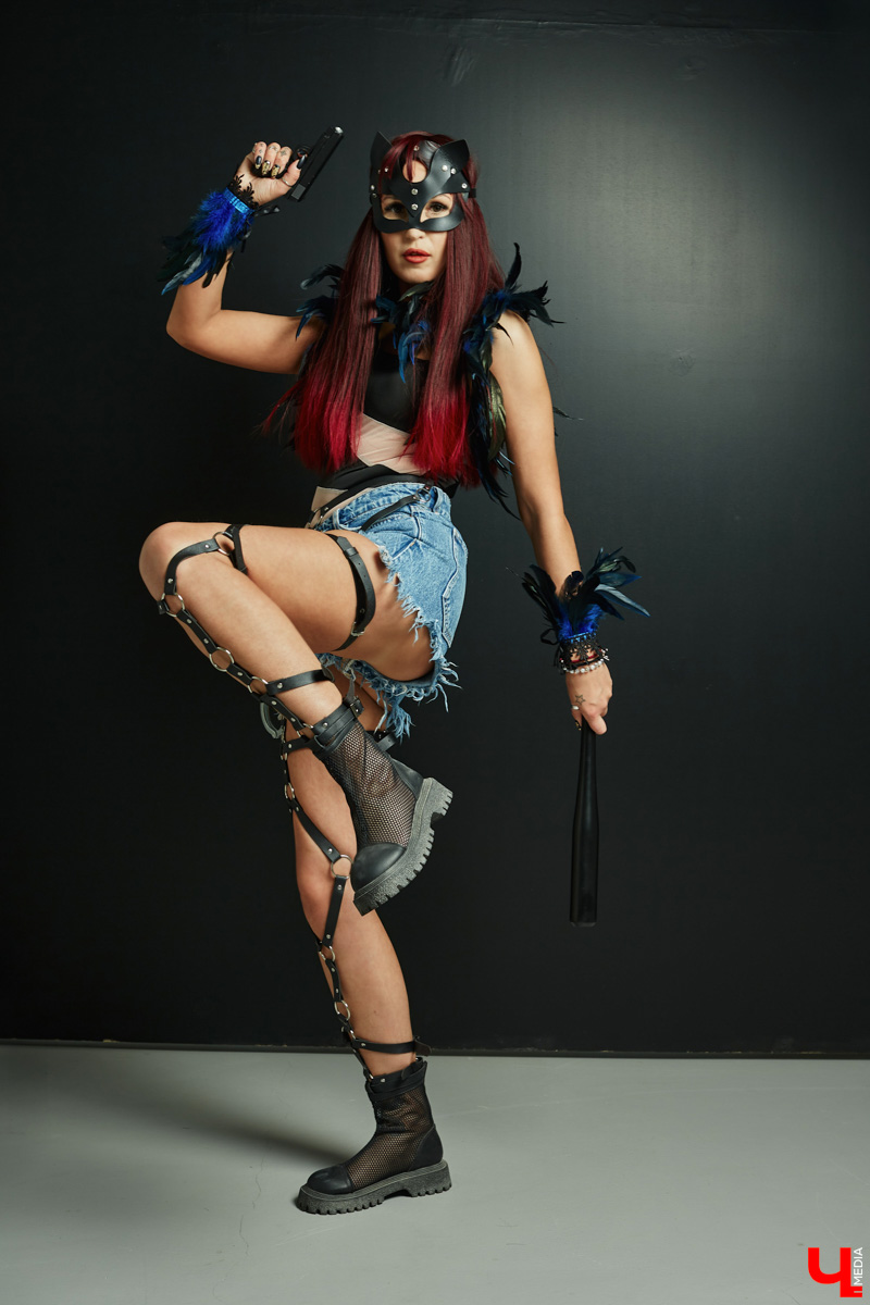 Чтобы быть индивидуальной и яркой, нужна смелость. Владимирская певица Евгения Азими ей точно обладает. Однажды девушка открыла в себе античных богинь, таившихся внутри, и решила их выпустить. Так родились аутфиты, которые исполнительница продемонстрировала «Ключ-Медиа».