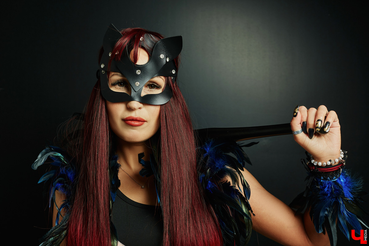 Чтобы быть индивидуальной и яркой, нужна смелость. Владимирская певица Евгения Азими ей точно обладает. Однажды девушка открыла в себе античных богинь, таившихся внутри, и решила их выпустить. Так родились аутфиты, которые исполнительница продемонстрировала «Ключ-Медиа».