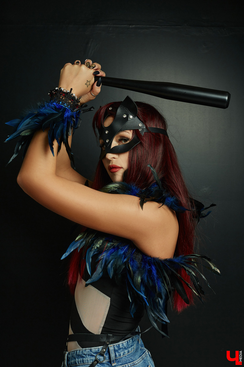 Чтобы быть индивидуальной и яркой, нужна смелость. Владимирская певица Евгения Азими ей точно обладает. Однажды девушка открыла в себе античных богинь, таившихся внутри, и решила их выпустить. Так родились аутфиты, которые исполнительница продемонстрировала «Ключ-Медиа».