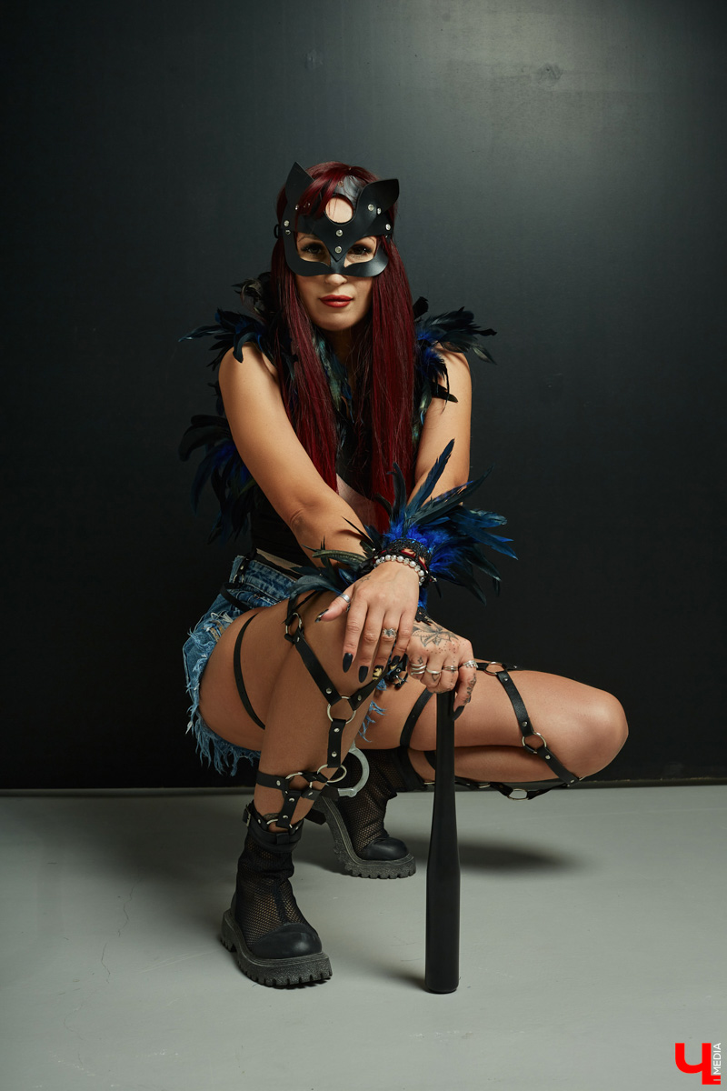 Чтобы быть индивидуальной и яркой, нужна смелость. Владимирская певица Евгения Азими ей точно обладает. Однажды девушка открыла в себе античных богинь, таившихся внутри, и решила их выпустить. Так родились аутфиты, которые исполнительница продемонстрировала «Ключ-Медиа».