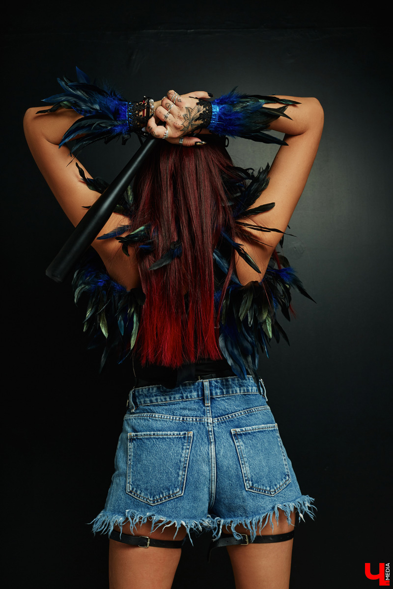 Чтобы быть индивидуальной и яркой, нужна смелость. Владимирская певица Евгения Азими ей точно обладает. Однажды девушка открыла в себе античных богинь, таившихся внутри, и решила их выпустить. Так родились аутфиты, которые исполнительница продемонстрировала «Ключ-Медиа».