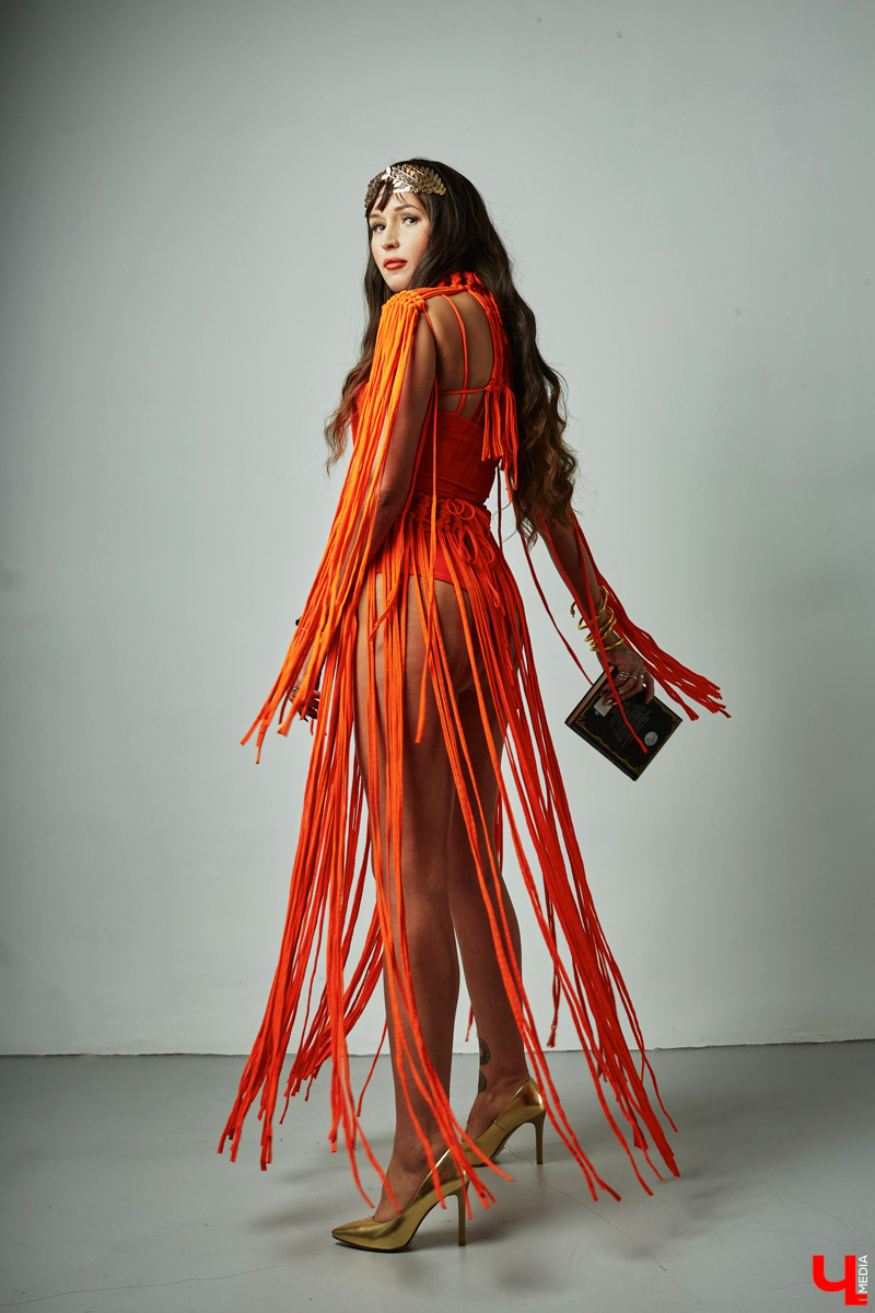 Чтобы быть индивидуальной и яркой, нужна смелость. Владимирская певица Евгения Азими ей точно обладает. Однажды девушка открыла в себе античных богинь, таившихся внутри, и решила их выпустить. Так родились аутфиты, которые исполнительница продемонстрировала «Ключ-Медиа».