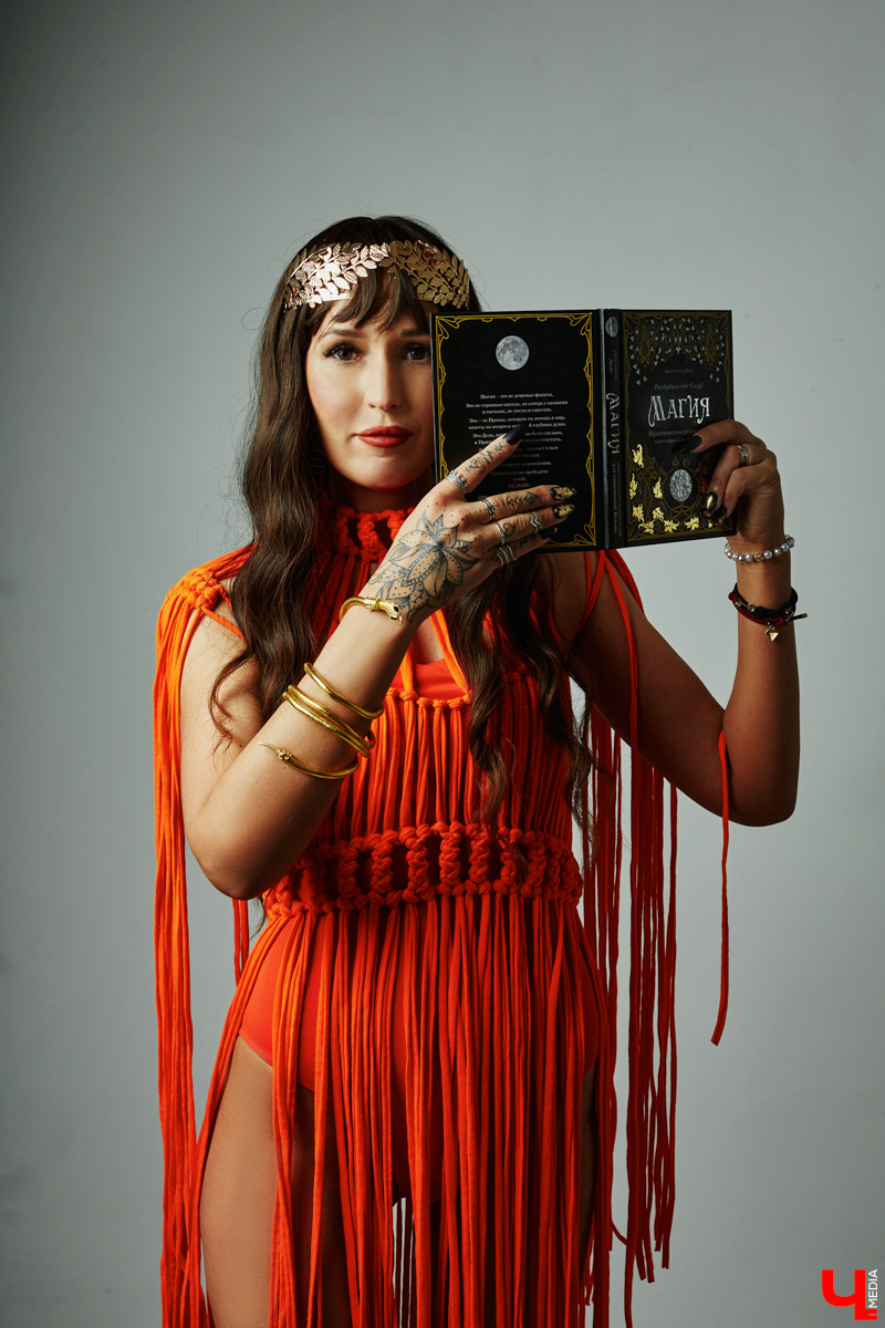 Чтобы быть индивидуальной и яркой, нужна смелость. Владимирская певица Евгения Азими ей точно обладает. Однажды девушка открыла в себе античных богинь, таившихся внутри, и решила их выпустить. Так родились аутфиты, которые исполнительница продемонстрировала «Ключ-Медиа».