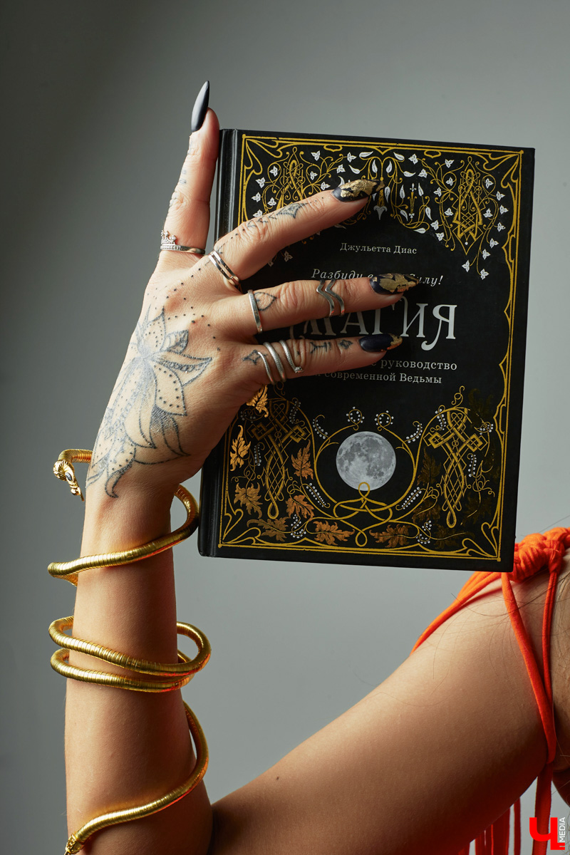 Чтобы быть индивидуальной и яркой, нужна смелость. Владимирская певица Евгения Азими ей точно обладает. Однажды девушка открыла в себе античных богинь, таившихся внутри, и решила их выпустить. Так родились аутфиты, которые исполнительница продемонстрировала «Ключ-Медиа».