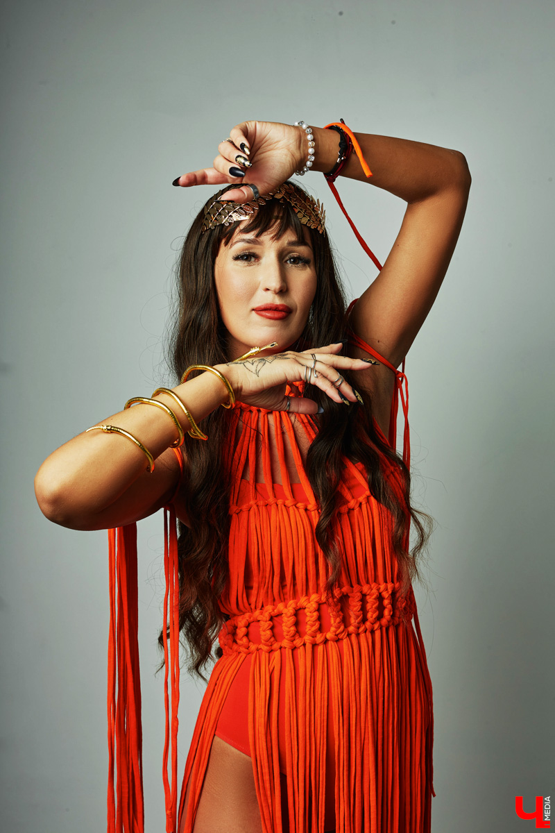 Чтобы быть индивидуальной и яркой, нужна смелость. Владимирская певица Евгения Азими ей точно обладает. Однажды девушка открыла в себе античных богинь, таившихся внутри, и решила их выпустить. Так родились аутфиты, которые исполнительница продемонстрировала «Ключ-Медиа».