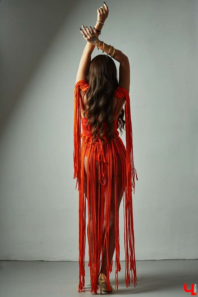 Чтобы быть индивидуальной и яркой, нужна смелость. Владимирская певица Евгения Азими ей точно обладает. Однажды девушка открыла в себе античных богинь, таившихся внутри, и решила их выпустить. Так родились аутфиты, которые исполнительница продемонстрировала «Ключ-Медиа».