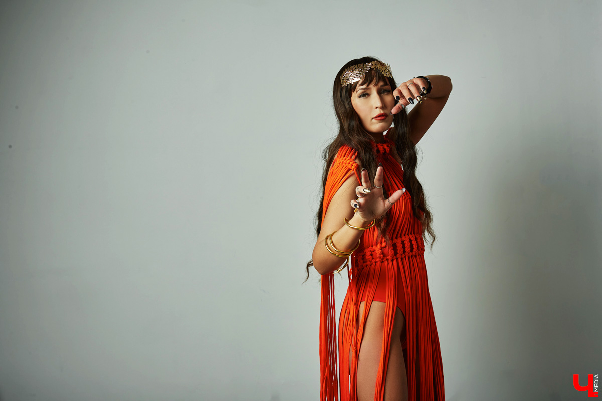 Чтобы быть индивидуальной и яркой, нужна смелость. Владимирская певица Евгения Азими ей точно обладает. Однажды девушка открыла в себе античных богинь, таившихся внутри, и решила их выпустить. Так родились аутфиты, которые исполнительница продемонстрировала «Ключ-Медиа».