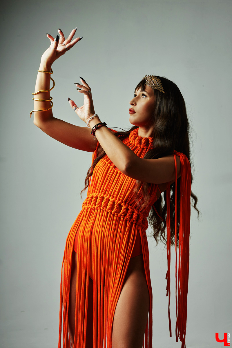 Чтобы быть индивидуальной и яркой, нужна смелость. Владимирская певица Евгения Азими ей точно обладает. Однажды девушка открыла в себе античных богинь, таившихся внутри, и решила их выпустить. Так родились аутфиты, которые исполнительница продемонстрировала «Ключ-Медиа».