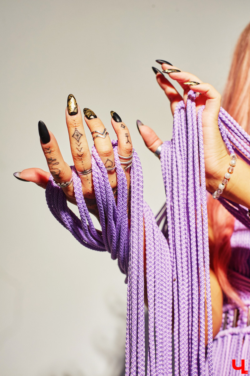 Чтобы быть индивидуальной и яркой, нужна смелость. Владимирская певица Евгения Азими ей точно обладает. Однажды девушка открыла в себе античных богинь, таившихся внутри, и решила их выпустить. Так родились аутфиты, которые исполнительница продемонстрировала «Ключ-Медиа».