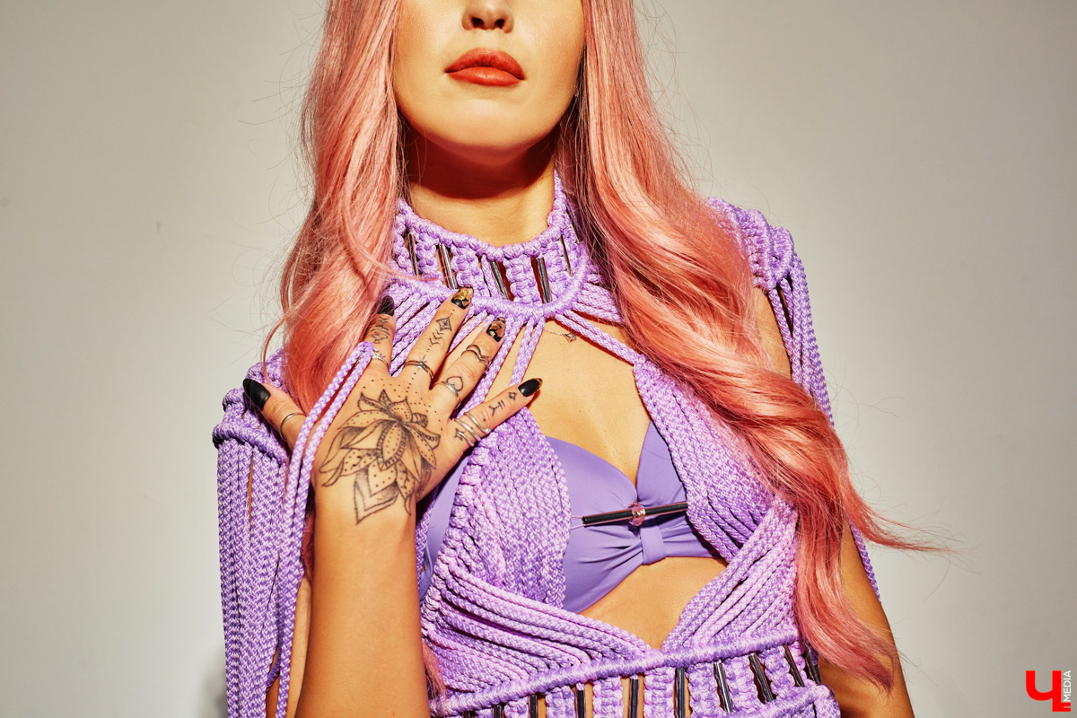 Чтобы быть индивидуальной и яркой, нужна смелость. Владимирская певица Евгения Азими ей точно обладает. Однажды девушка открыла в себе античных богинь, таившихся внутри, и решила их выпустить. Так родились аутфиты, которые исполнительница продемонстрировала «Ключ-Медиа».