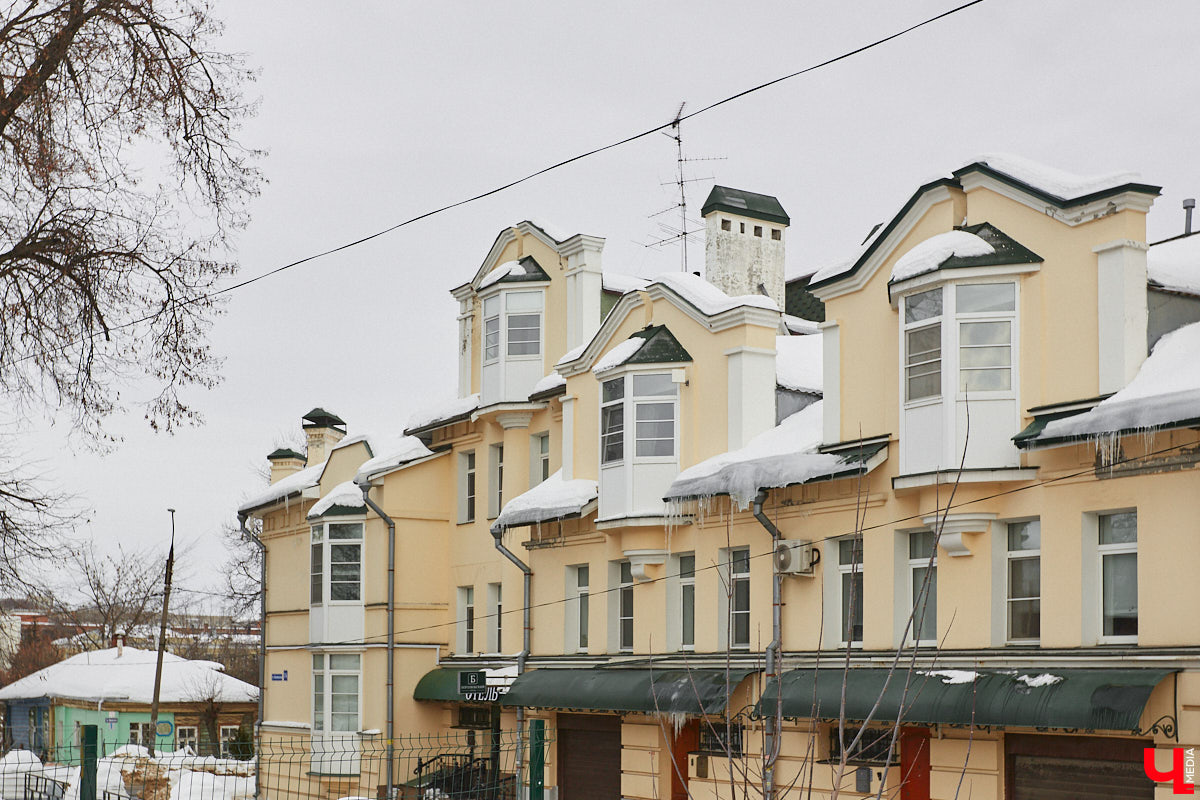 Во Владимире выставили на продажу сразу несколько крупных объектов. Все они расположены недалеко от центра и могут показаться весьма привлекательными для инвесторов. Цены, конечно, кусаются, но ведь и сами локации в городе известны многим.