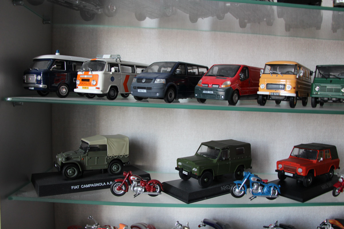 Внедорожники и грузовики, суперкары и советские авто, мотоциклы. У Александра Миронова не одна сотня экипажей разных дат выпуска и назначения. Правда, все они в миниатюре. О самых дорогих и раритетных моделях из своей удивительной коллекции с 35-летней историей владимирец рассказал нашему изданию.
