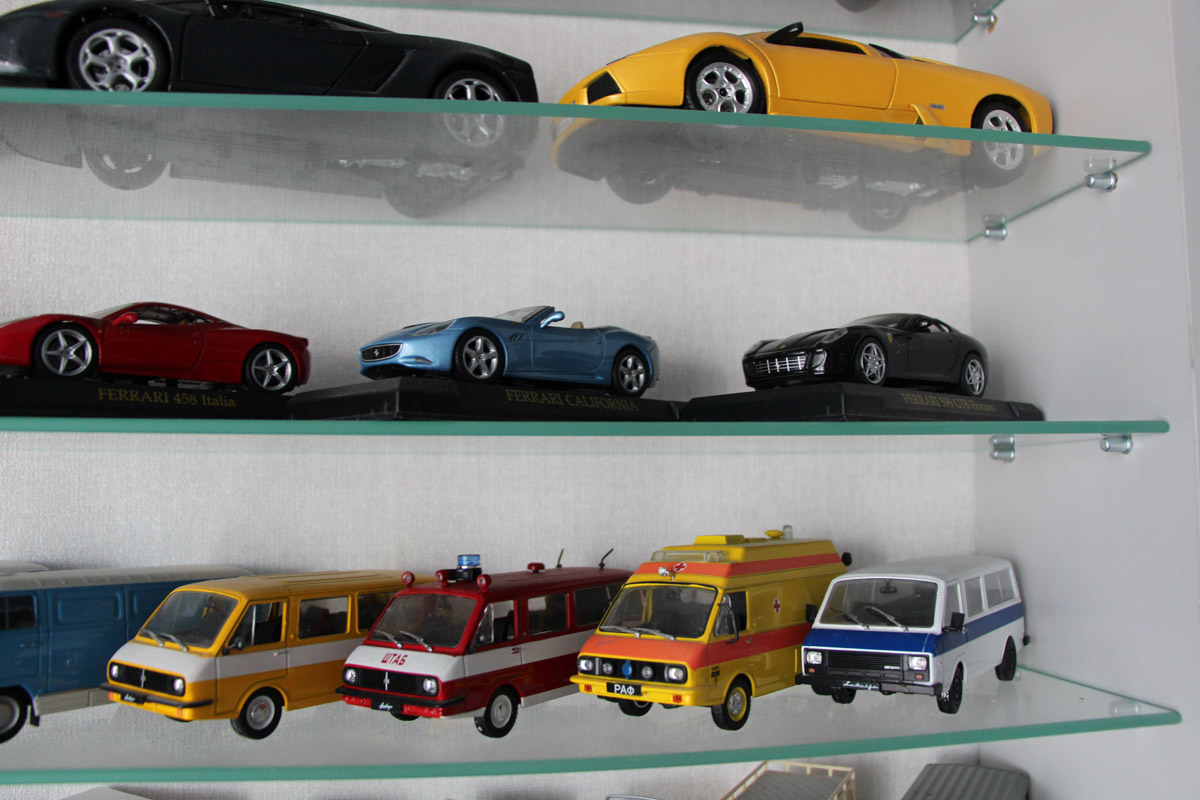 Внедорожники и грузовики, суперкары и советские авто, мотоциклы. У Александра Миронова не одна сотня экипажей разных дат выпуска и назначения. Правда, все они в миниатюре. О самых дорогих и раритетных моделях из своей удивительной коллекции с 35-летней историей владимирец рассказал нашему изданию.