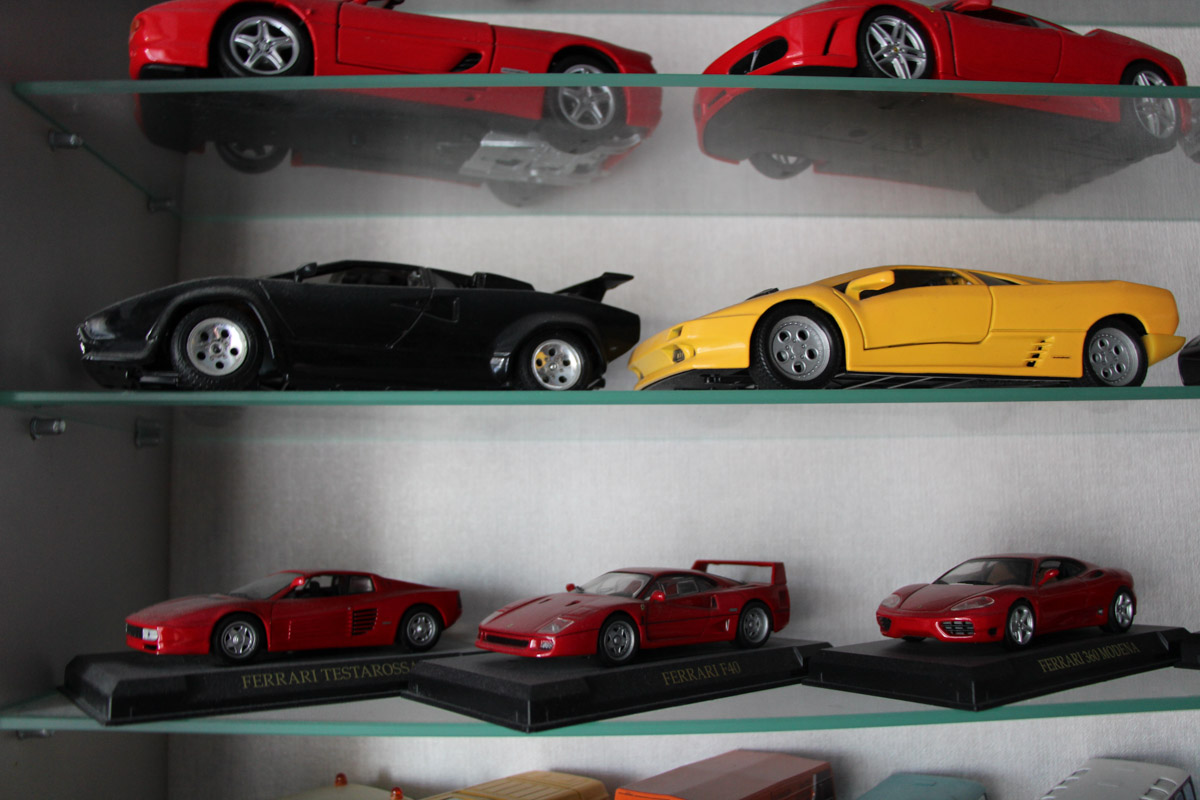 Внедорожники и грузовики, суперкары и советские авто, мотоциклы. У Александра Миронова не одна сотня экипажей разных дат выпуска и назначения. Правда, все они в миниатюре. О самых дорогих и раритетных моделях из своей удивительной коллекции с 35-летней историей владимирец рассказал нашему изданию.