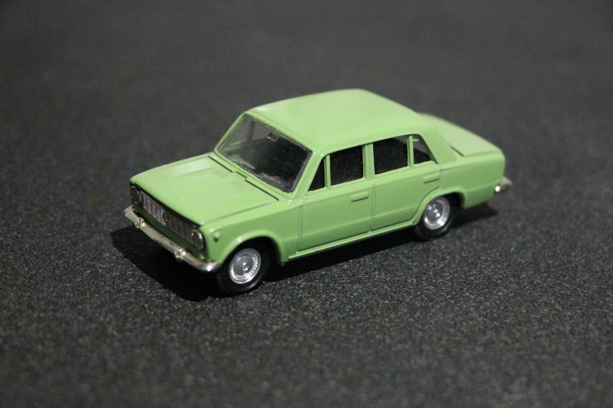 Внедорожники и грузовики, суперкары и советские авто, мотоциклы. У Александра Миронова не одна сотня экипажей разных дат выпуска и назначения. Правда, все они в миниатюре. О самых дорогих и раритетных моделях из своей удивительной коллекции с 35-летней историей владимирец рассказал нашему изданию.