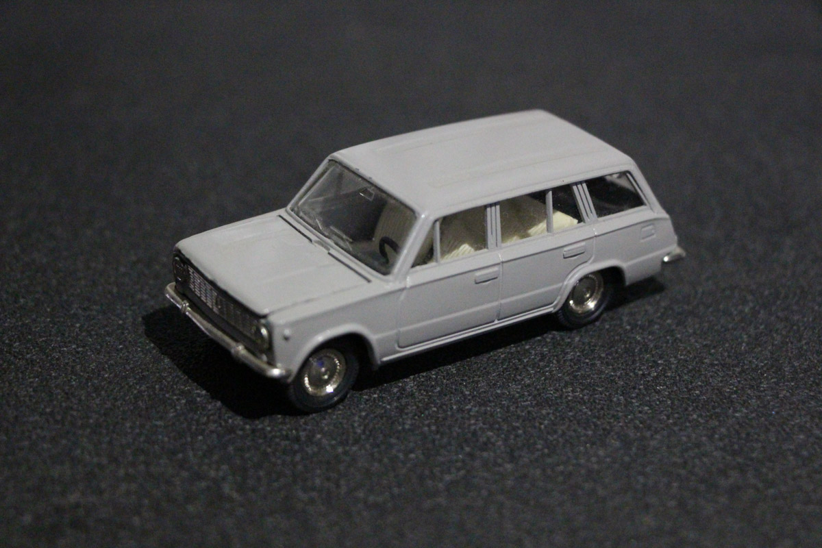 Внедорожники и грузовики, суперкары и советские авто, мотоциклы. У Александра Миронова не одна сотня экипажей разных дат выпуска и назначения. Правда, все они в миниатюре. О самых дорогих и раритетных моделях из своей удивительной коллекции с 35-летней историей владимирец рассказал нашему изданию.