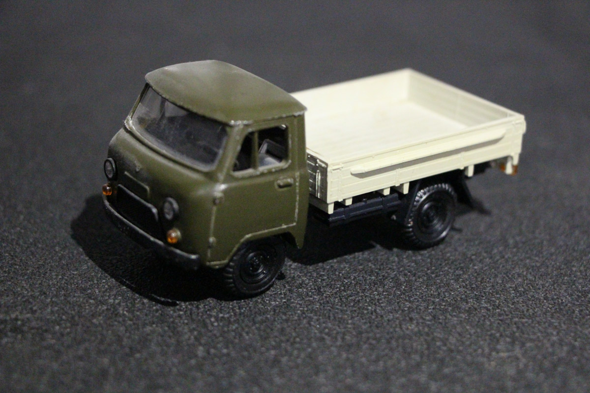 Внедорожники и грузовики, суперкары и советские авто, мотоциклы. У Александра Миронова не одна сотня экипажей разных дат выпуска и назначения. Правда, все они в миниатюре. О самых дорогих и раритетных моделях из своей удивительной коллекции с 35-летней историей владимирец рассказал нашему изданию.