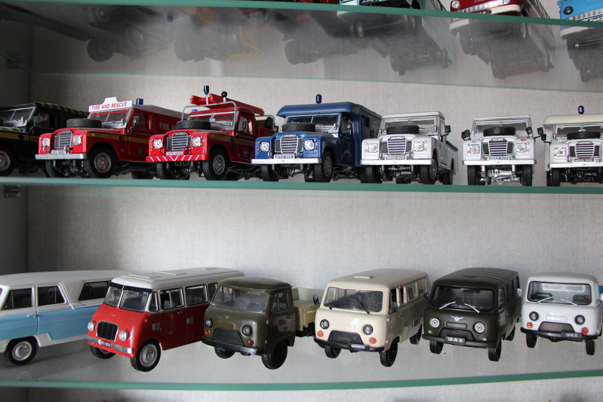 Внедорожники и грузовики, суперкары и советские авто, мотоциклы. У Александра Миронова не одна сотня экипажей разных дат выпуска и назначения. Правда, все они в миниатюре. О самых дорогих и раритетных моделях из своей удивительной коллекции с 35-летней историей владимирец рассказал нашему изданию.