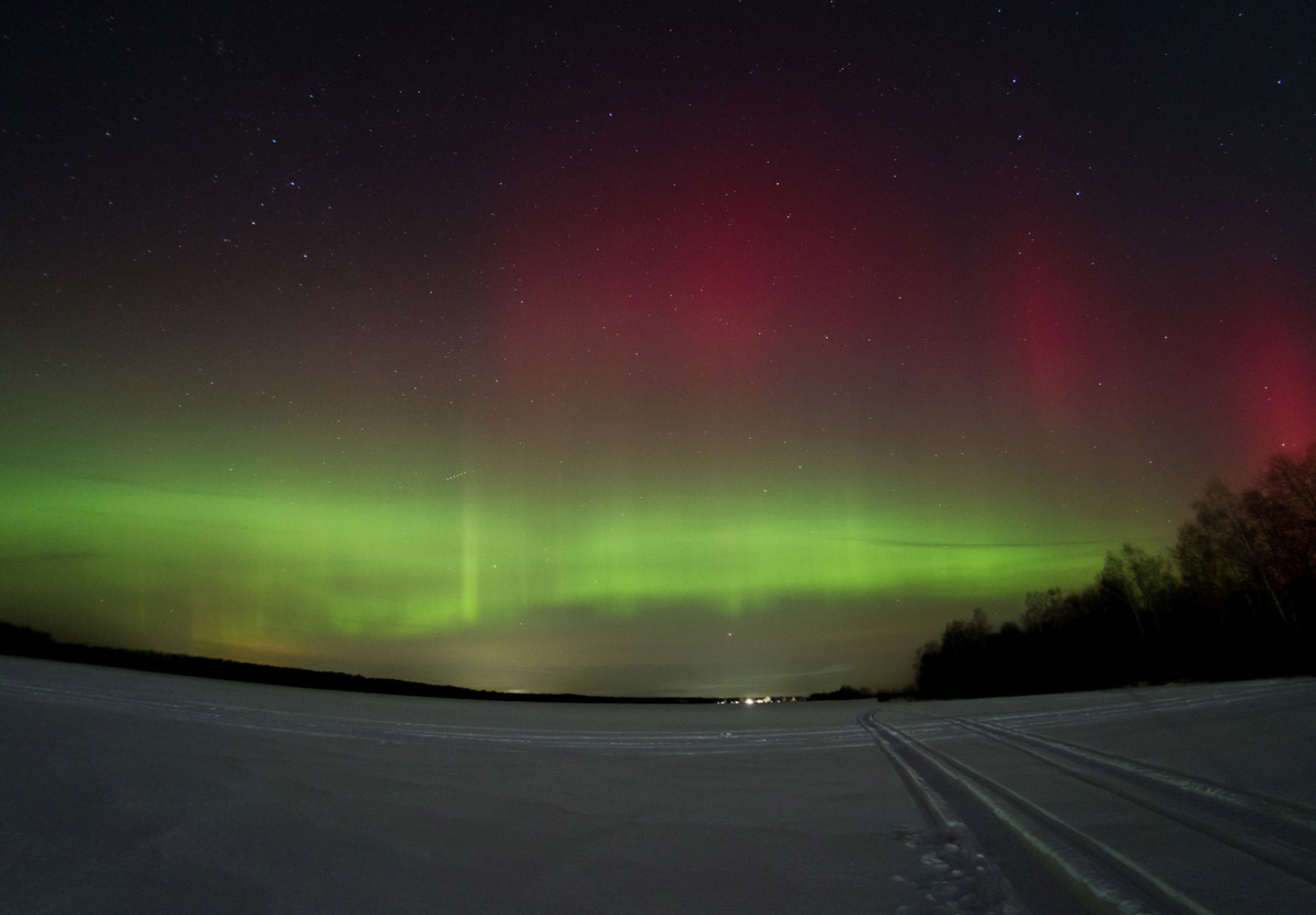 Накануне вечером жители поселка Малыгино Ковровского района могли наблюдать за световым шоу на высоте. Небеса раскрасились в фиолетово-зеленые цвета и подарили местным ощущение сказки. Некоторым полярное сияние удалось заснять.