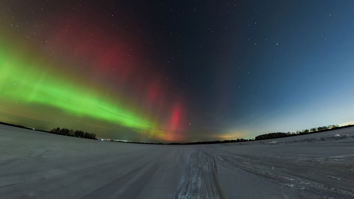 Накануне вечером жители поселка Малыгино Ковровского района могли наблюдать за световым шоу на высоте. Небеса раскрасились в фиолетово-зеленые цвета и подарили местным ощущение сказки. Некоторым полярное сияние удалось заснять.
