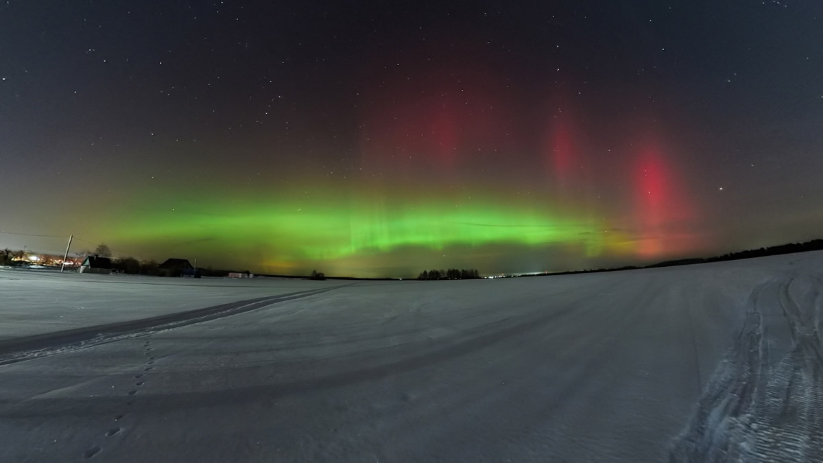 Накануне вечером жители поселка Малыгино Ковровского района могли наблюдать за световым шоу на высоте. Небеса раскрасились в фиолетово-зеленые цвета и подарили местным ощущение сказки. Некоторым полярное сияние удалось заснять.