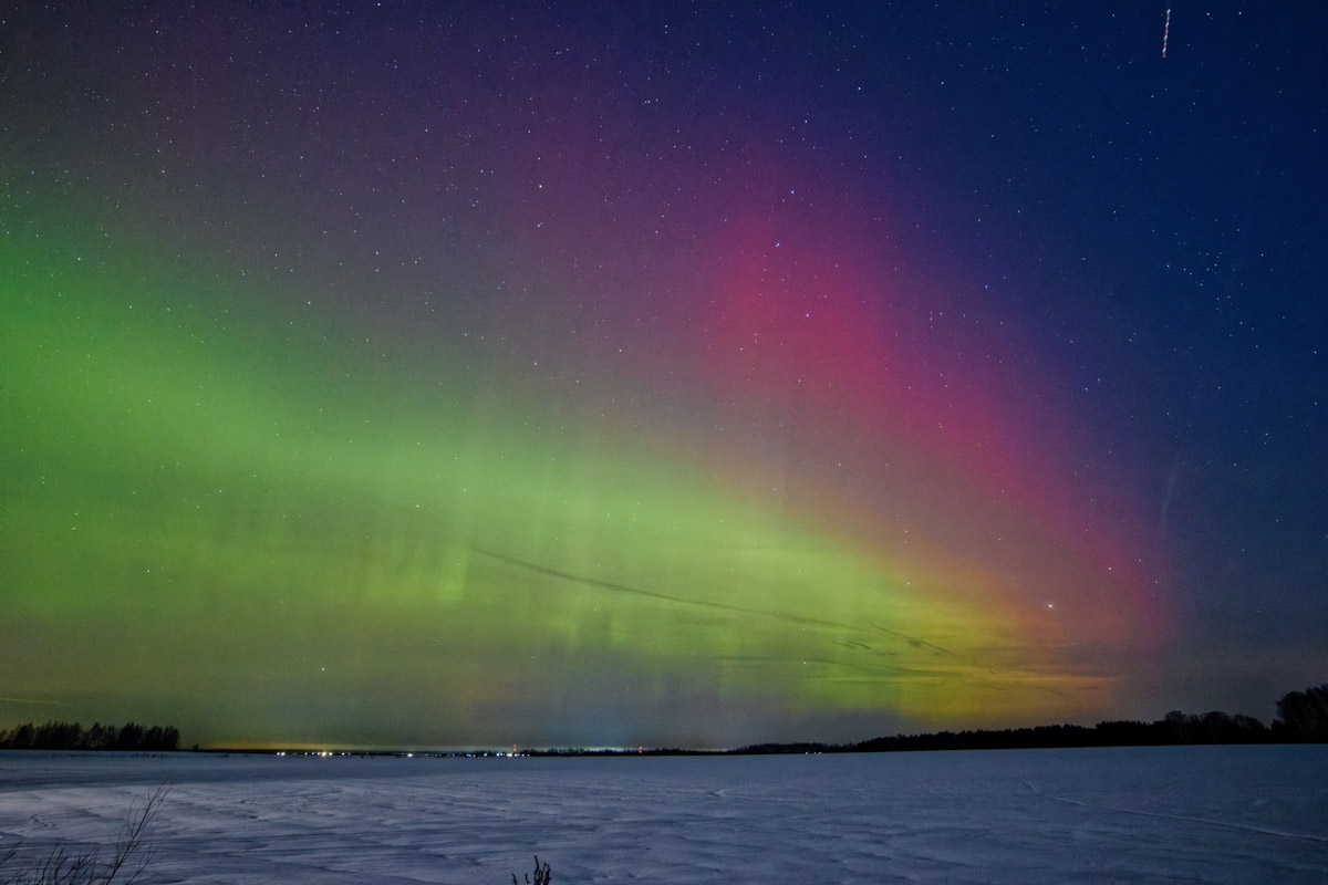 Накануне вечером жители поселка Малыгино Ковровского района могли наблюдать за световым шоу на высоте. Небеса раскрасились в фиолетово-зеленые цвета и подарили местным ощущение сказки. Некоторым полярное сияние удалось заснять.