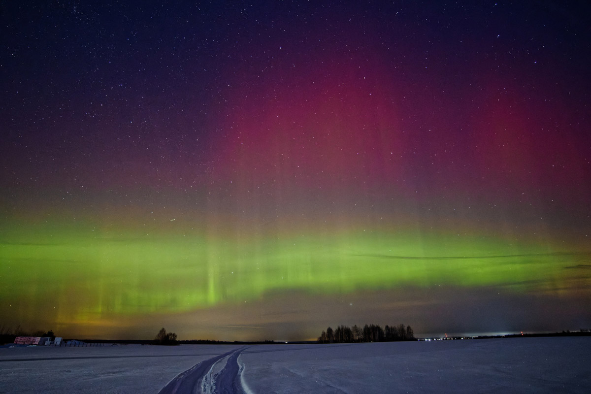 Накануне вечером жители поселка Малыгино Ковровского района могли наблюдать за световым шоу на высоте. Небеса раскрасились в фиолетово-зеленые цвета и подарили местным ощущение сказки. Некоторым полярное сияние удалось заснять.