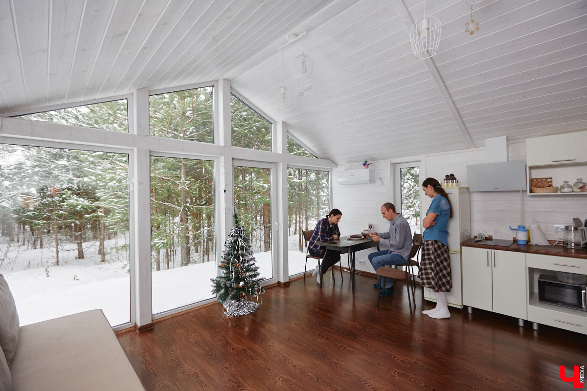 Уже полтора года, как владимирцы Алексей и Татьяна Логвиненко покинули каменные джунгли. Переехала чета с детьми не в типовой загородный дом, а в барнхаус, ставший частью их туристического проекта — энтоглэмпинга. Замыслом и подробностями быта пара поделилась с «Ключ-Медиа», заглянувшим к ним в гости.