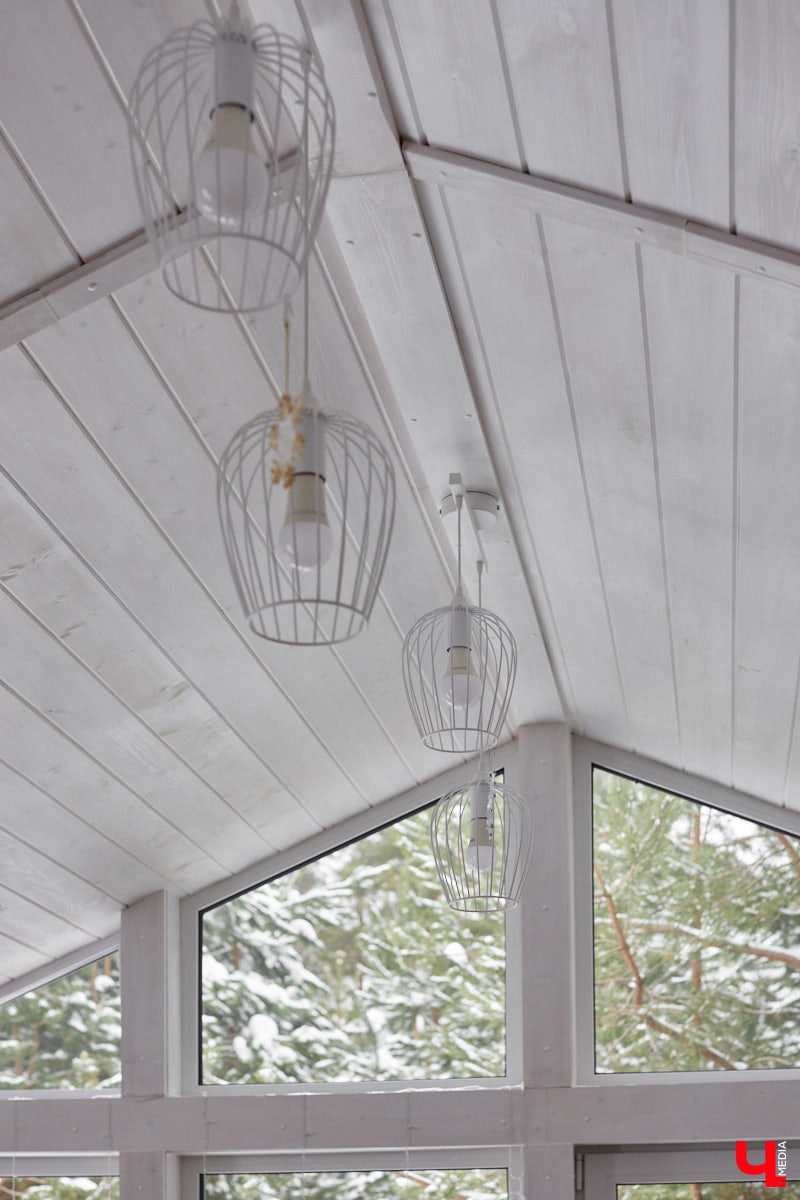 Уже полтора года, как владимирцы Алексей и Татьяна Логвиненко покинули каменные джунгли. Переехала чета с детьми не в типовой загородный дом, а в барнхаус, ставший частью их туристического проекта — энтоглэмпинга. Замыслом и подробностями быта пара поделилась с «Ключ-Медиа», заглянувшим к ним в гости.