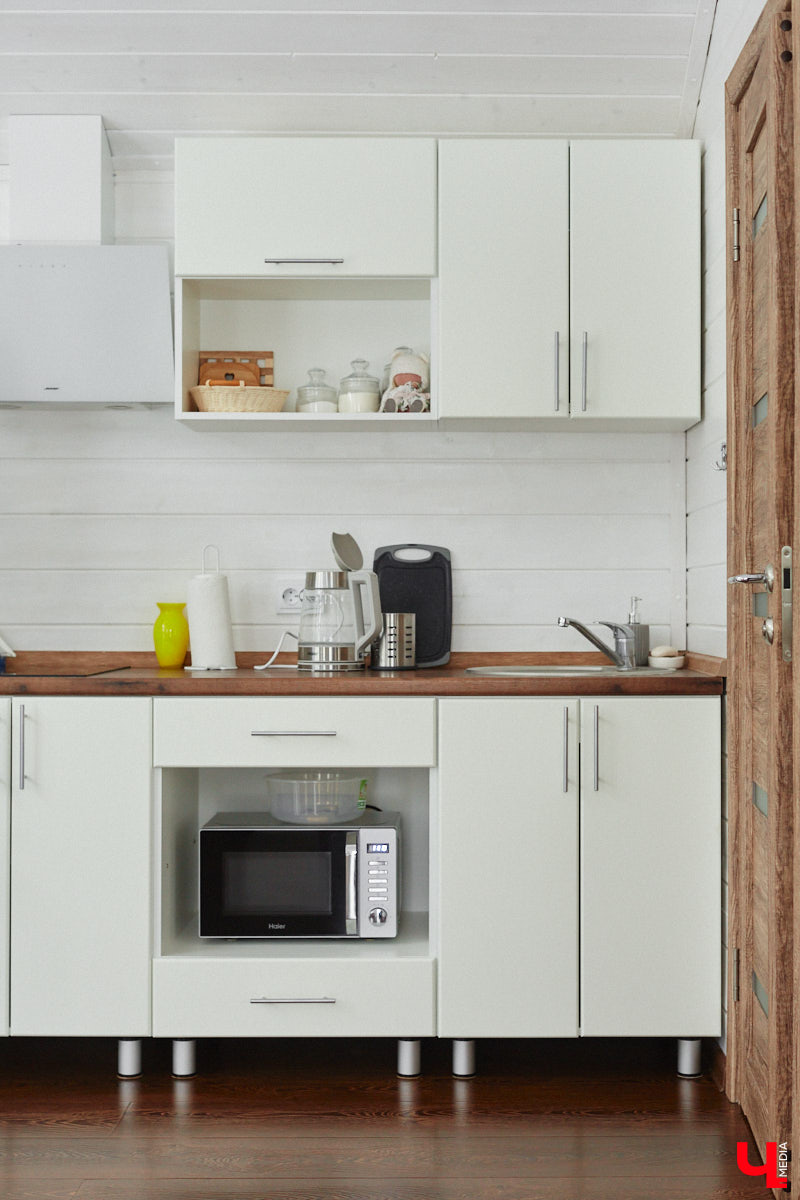 Уже полтора года, как владимирцы Алексей и Татьяна Логвиненко покинули каменные джунгли. Переехала чета с детьми не в типовой загородный дом, а в барнхаус, ставший частью их туристического проекта — энтоглэмпинга. Замыслом и подробностями быта пара поделилась с «Ключ-Медиа», заглянувшим к ним в гости.