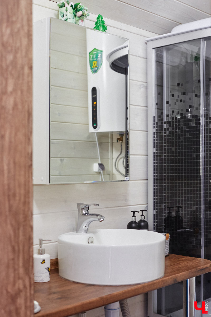 Уже полтора года, как владимирцы Алексей и Татьяна Логвиненко покинули каменные джунгли. Переехала чета с детьми не в типовой загородный дом, а в барнхаус, ставший частью их туристического проекта — энтоглэмпинга. Замыслом и подробностями быта пара поделилась с «Ключ-Медиа», заглянувшим к ним в гости.