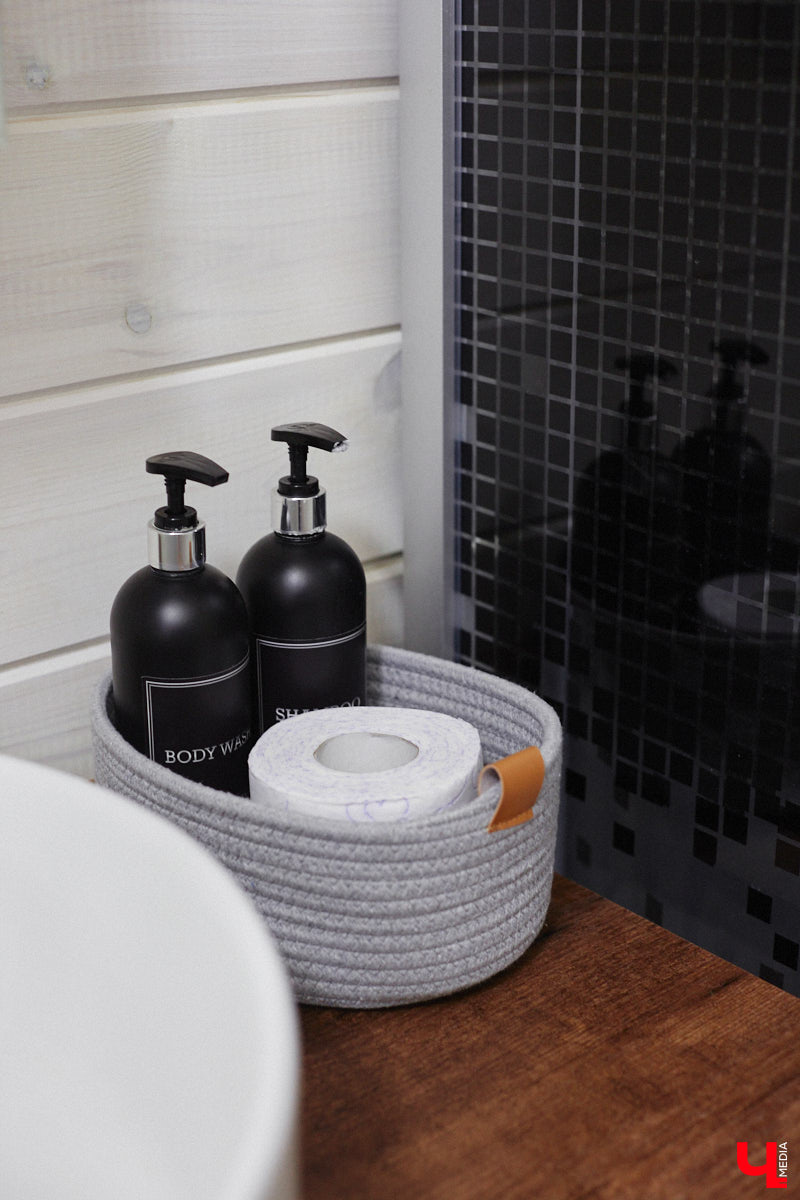 Уже полтора года, как владимирцы Алексей и Татьяна Логвиненко покинули каменные джунгли. Переехала чета с детьми не в типовой загородный дом, а в барнхаус, ставший частью их туристического проекта — энтоглэмпинга. Замыслом и подробностями быта пара поделилась с «Ключ-Медиа», заглянувшим к ним в гости.