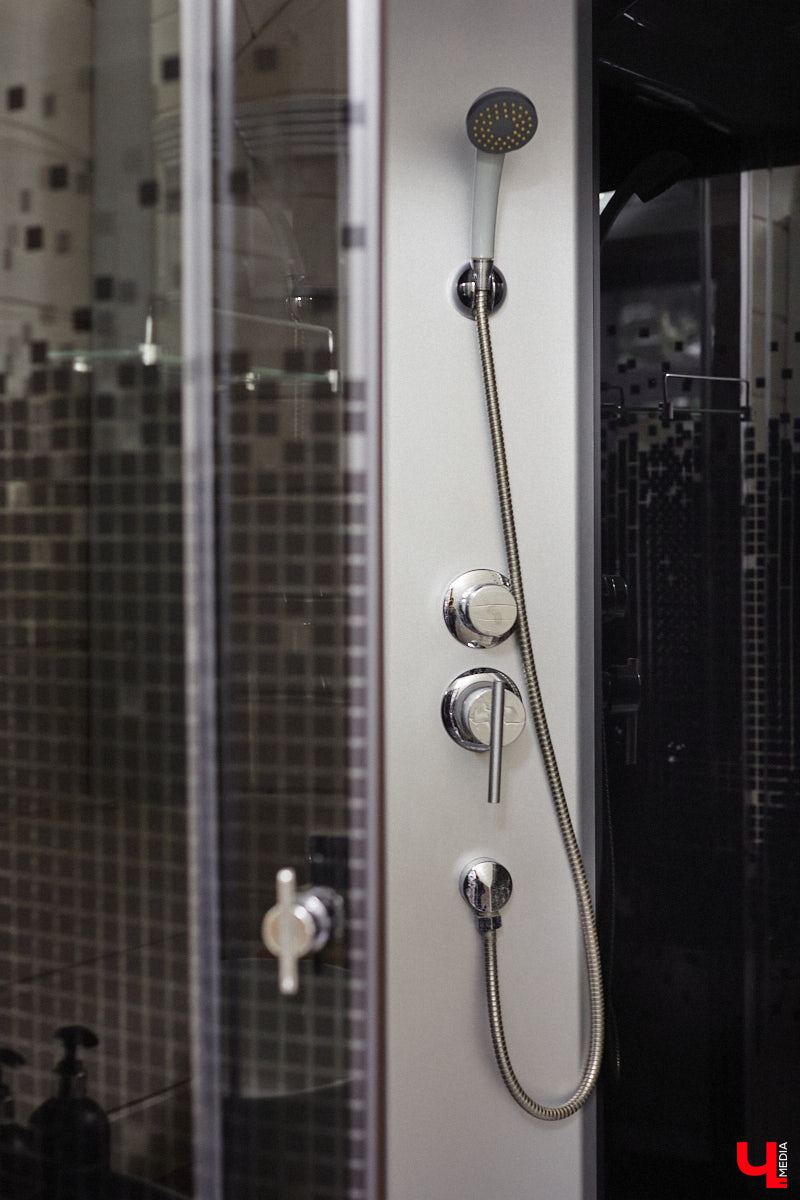 Уже полтора года, как владимирцы Алексей и Татьяна Логвиненко покинули каменные джунгли. Переехала чета с детьми не в типовой загородный дом, а в барнхаус, ставший частью их туристического проекта — энтоглэмпинга. Замыслом и подробностями быта пара поделилась с «Ключ-Медиа», заглянувшим к ним в гости.