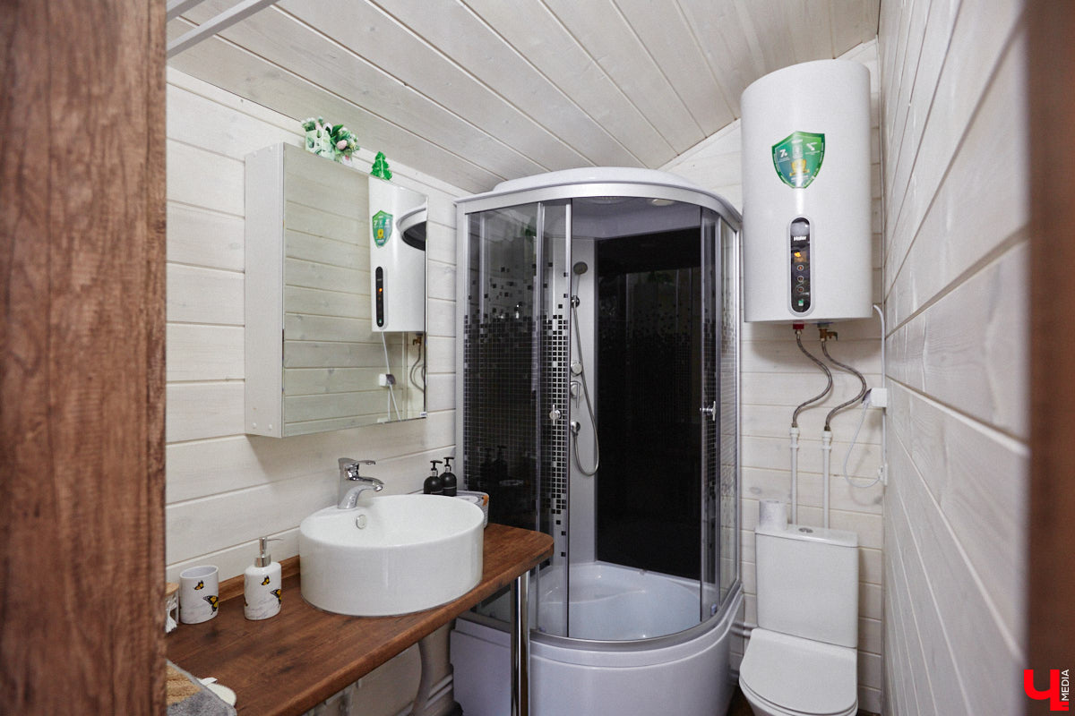 Уже полтора года, как владимирцы Алексей и Татьяна Логвиненко покинули каменные джунгли. Переехала чета с детьми не в типовой загородный дом, а в барнхаус, ставший частью их туристического проекта — энтоглэмпинга. Замыслом и подробностями быта пара поделилась с «Ключ-Медиа», заглянувшим к ним в гости.