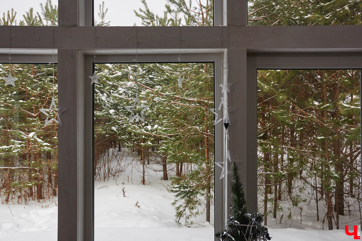 Уже полтора года, как владимирцы Алексей и Татьяна Логвиненко покинули каменные джунгли. Переехала чета с детьми не в типовой загородный дом, а в барнхаус, ставший частью их туристического проекта — энтоглэмпинга. Замыслом и подробностями быта пара поделилась с «Ключ-Медиа», заглянувшим к ним в гости.